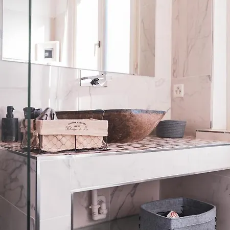 The Attic - Your Space In The City Гостьовий будинок