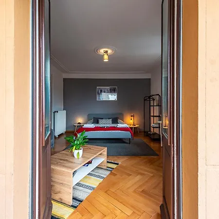 The Attic - Your Space In The City Гостьовий будинок